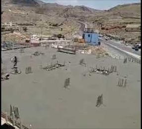 جانب من أعمال صبة سطح الدور الرابع بعد الأرضي للمبنى (ب) في مشروع مجمع البستان السكني