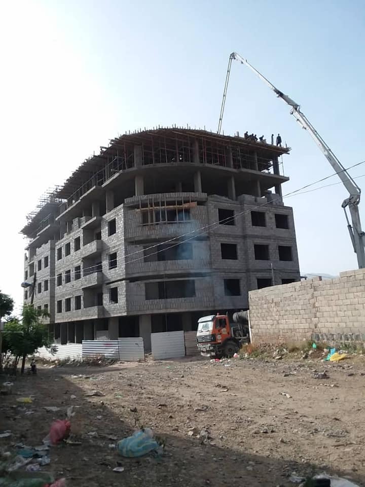 الإنتهاء من أعمال صبة سطح الدور الخامس بعد الأرضي للمبنى (ج) في مشروع مجمع البستان السكني