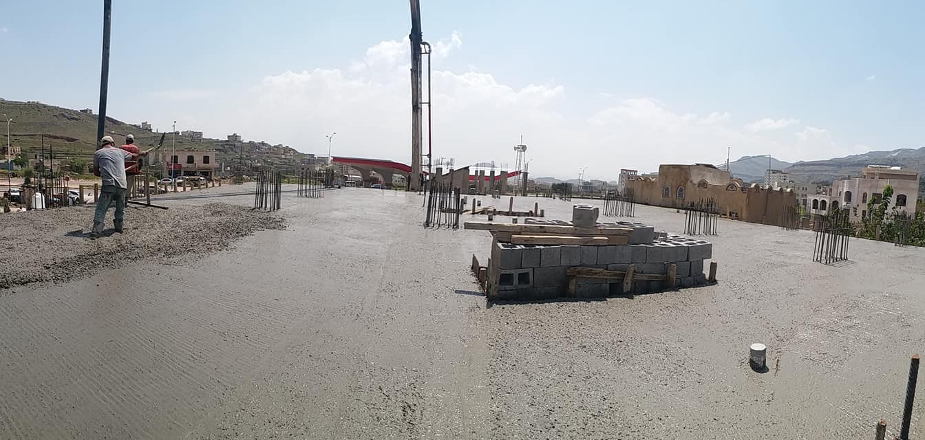 جانب من أعمال صبة من سقف الدور الأول بعد الأرضي في مشروع مجمع البستان السكني