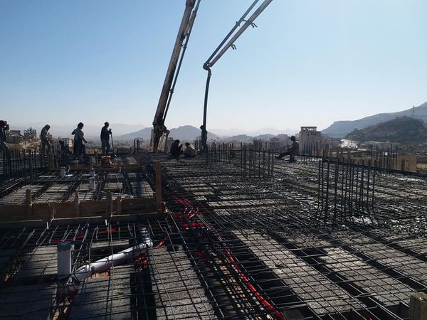 الإنتهاء من أعمال صبة الجزء الأول من سقف الدور الثاني في مجمع البستان السكني