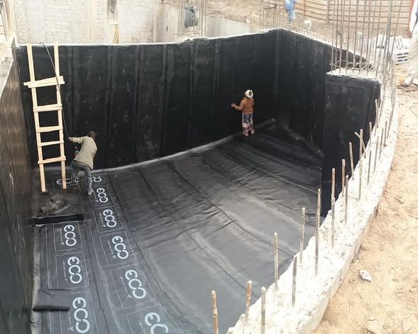 أعمال عزل الخزانات في مشروع مجمع البستان السكني