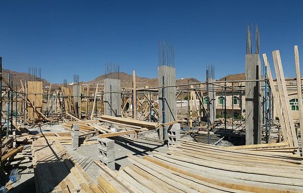 الإنتهاء من أعمال صبة أعمدة الدور الثاني في مشروع ومجمع البستان السكني