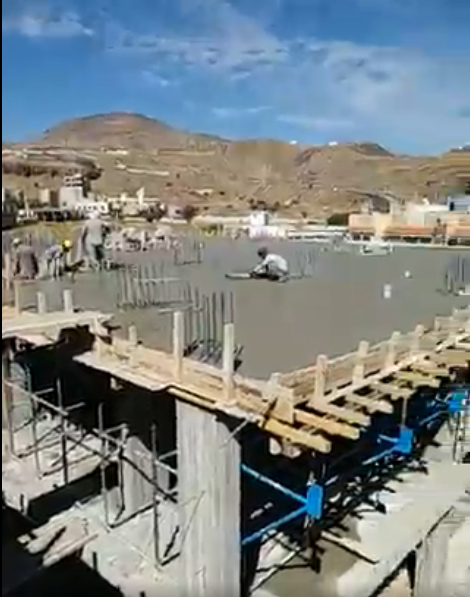 الإنتهاء من صبة سطح الدور الثاني بعد الأرضي للمبنى في مشروع مجمع البستان السكني
