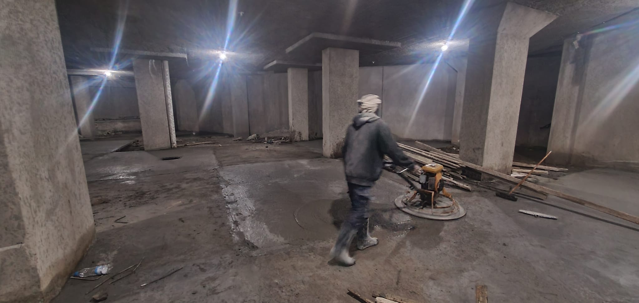 شارفت أعمال صبيات وتأهيل أرضيات البدروم الخاصة بمواقف السيارات