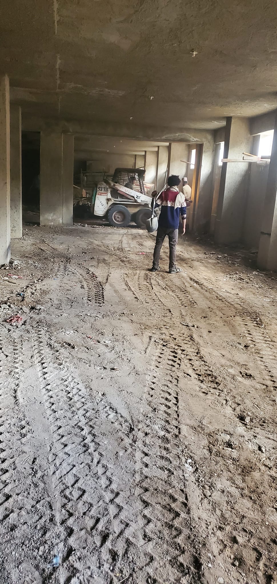 جانب من أعمال رفع المخلفات وتأهيل وتجهيز مواقف السيارات في الدور الأرضي والبدروم