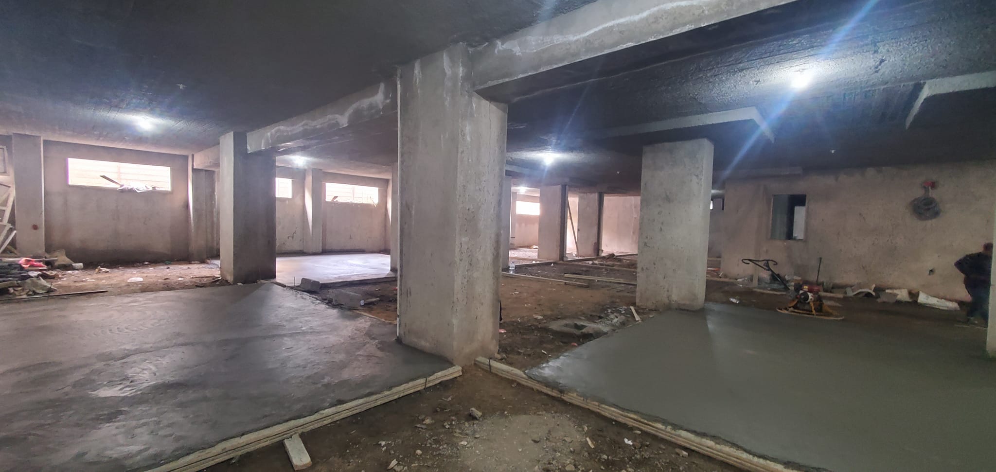 جانب من أعمال صبيات وتأهيل أرضيات البدروم الخاصة بمواقف السيارات.