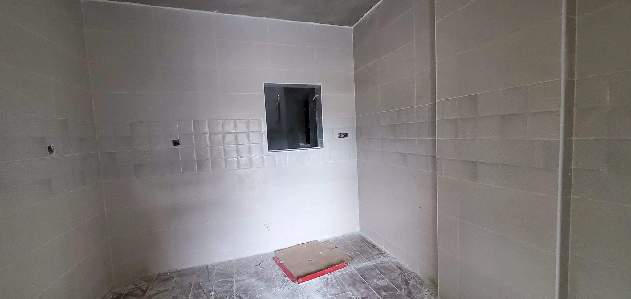 جانب من أعمال البلاط  في المبنى (ج)