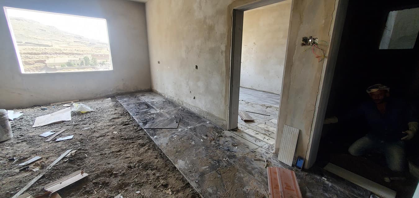 آخر التطورات في أعمال البلاط في مشروع البستان السكني