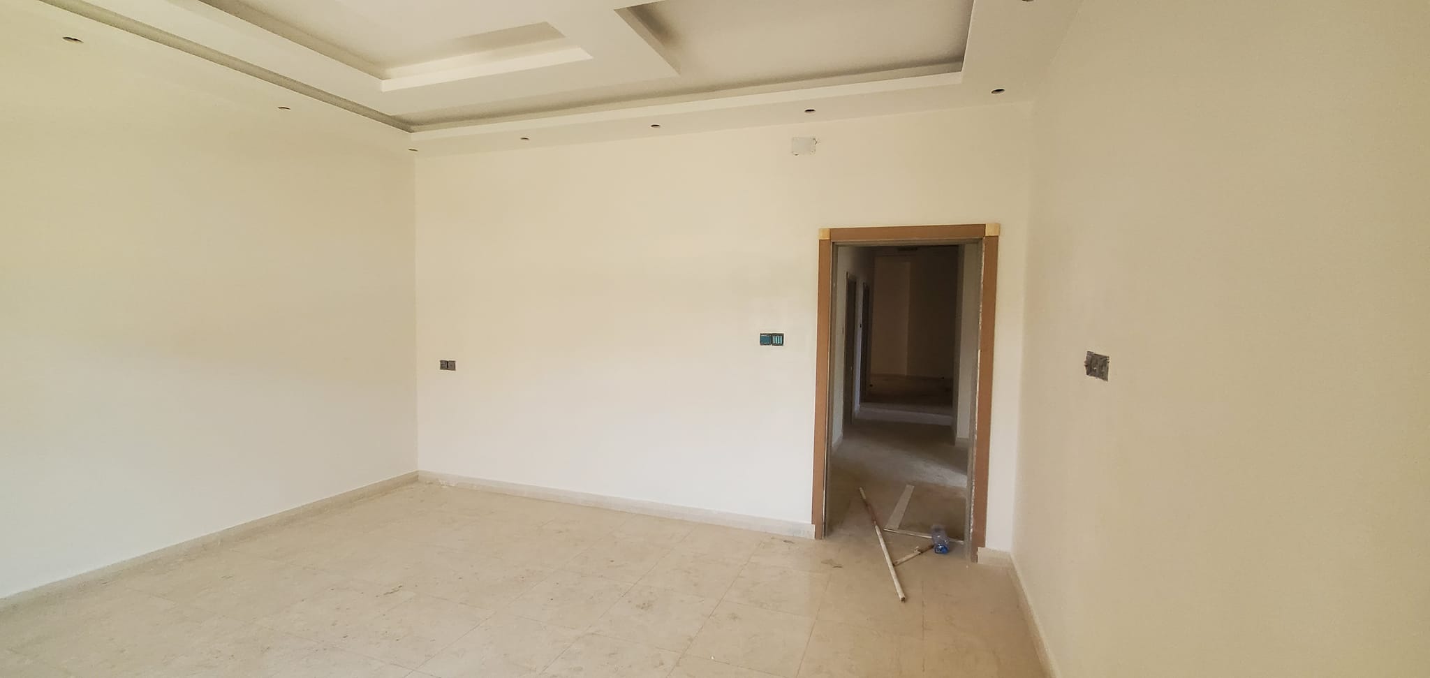 أعمال البلاط  في المبنى (ج)