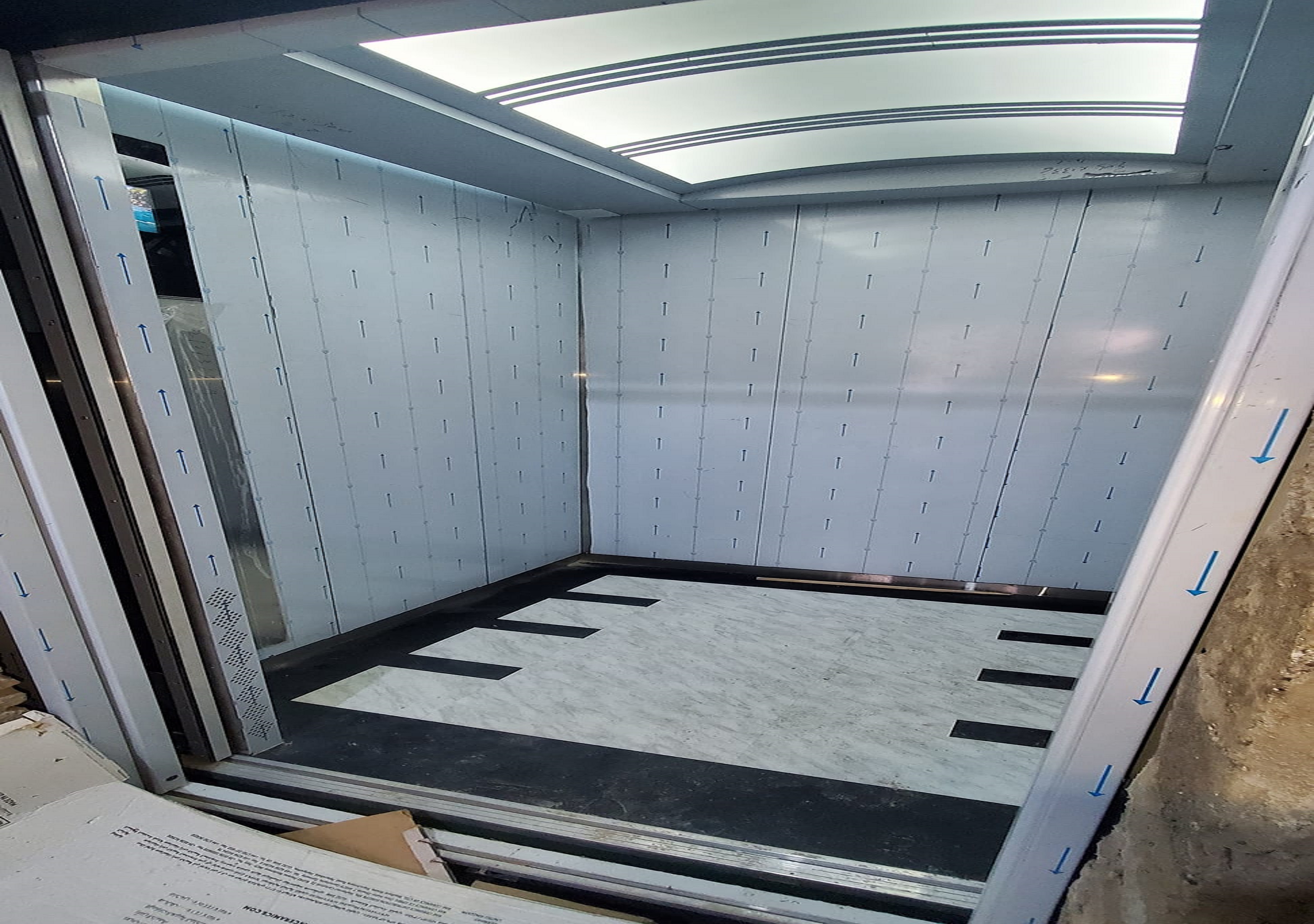 الإنتهاء من تركيب وتشغيل مصعد المبنى (أ)