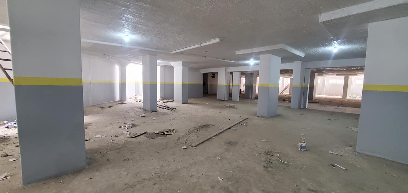 إستمرار أعمال الدهان في المبنى (أ)