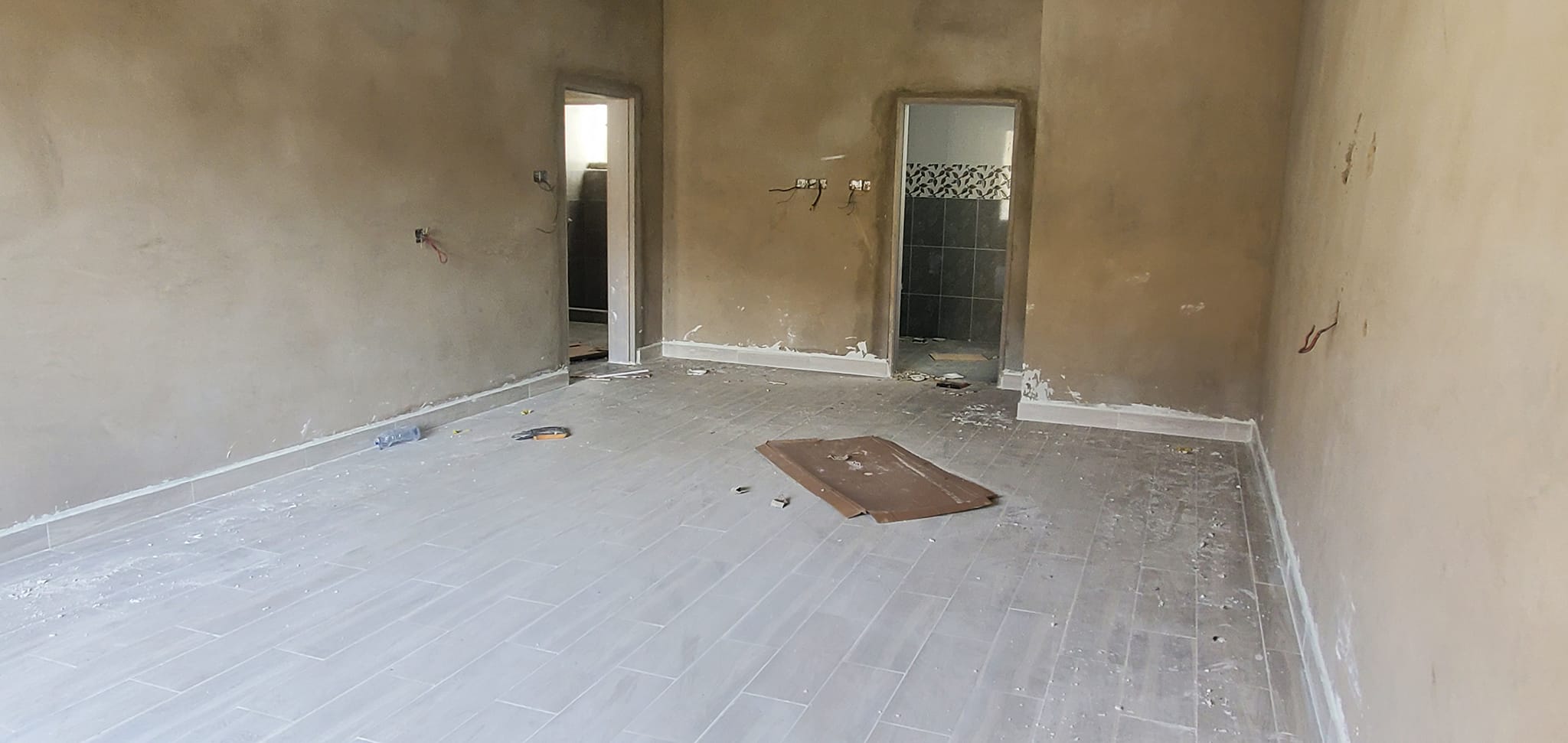 جانب من أعمال البلاط الجارية  في المبنى (ج)