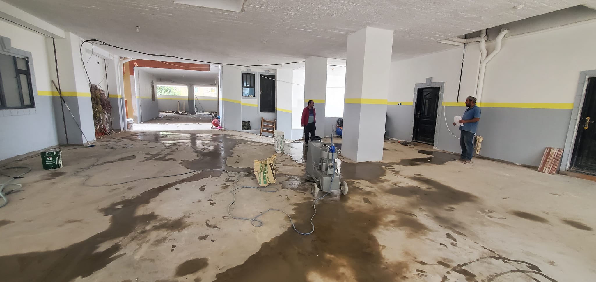 جانب من أعمال تأهيل مواقف السيارات (البدروم والدور الأرضي) في مشروع مجمع البستان السكني