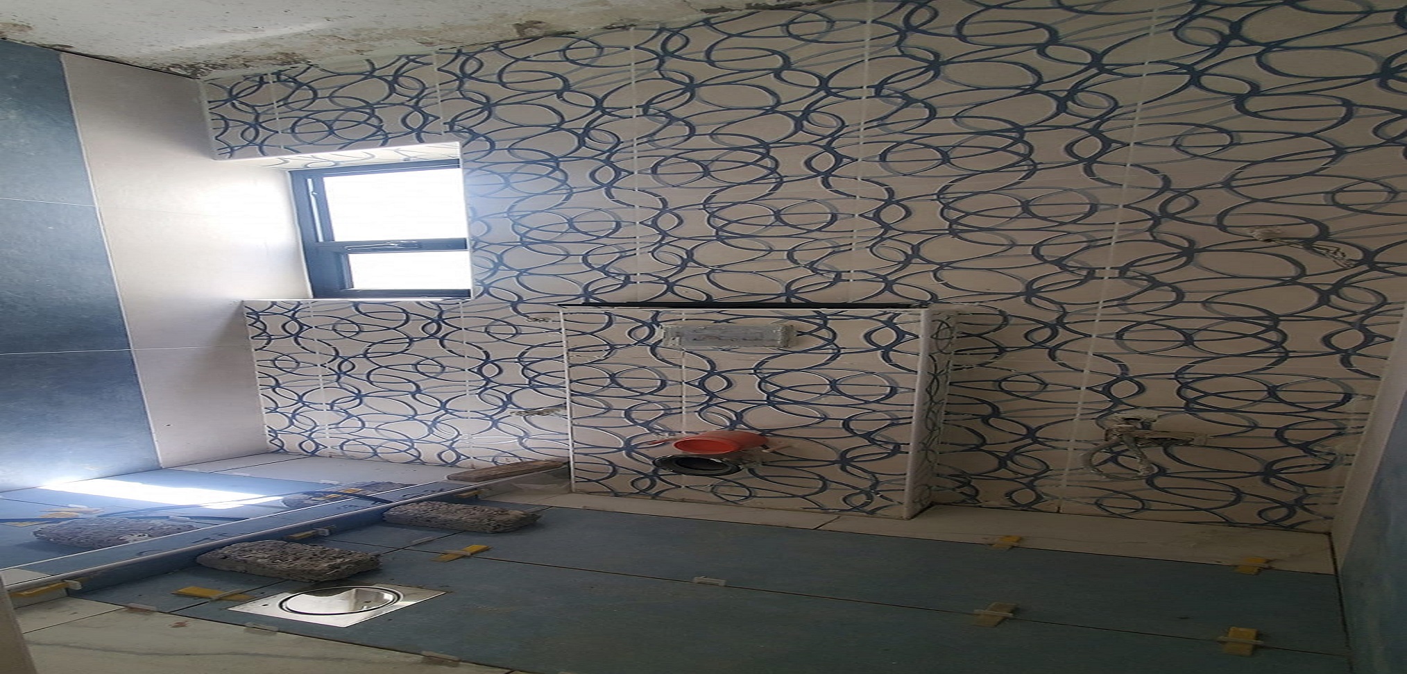 جانب من أعمال البلاط المنفذة خلال هذا الأسبوع في مشروع مجمع البستان السكني