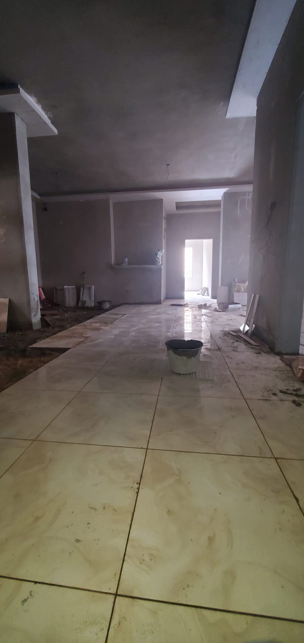 جانب من أعمال البلاط المنفذة خلال هذا الأسبوع الماضي في المبنى (ج)