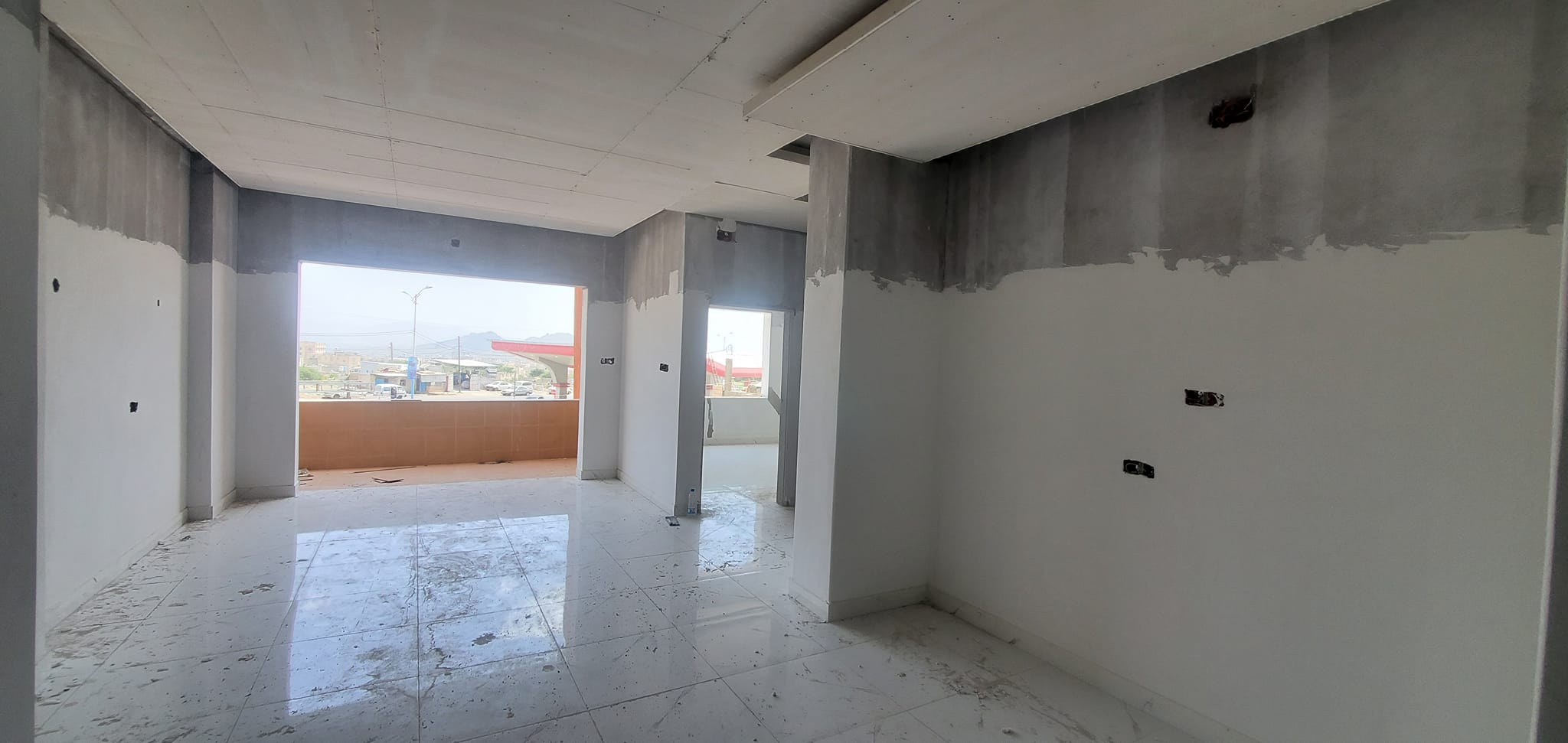 جانب من أعمال الدهان في المبنى (ب)