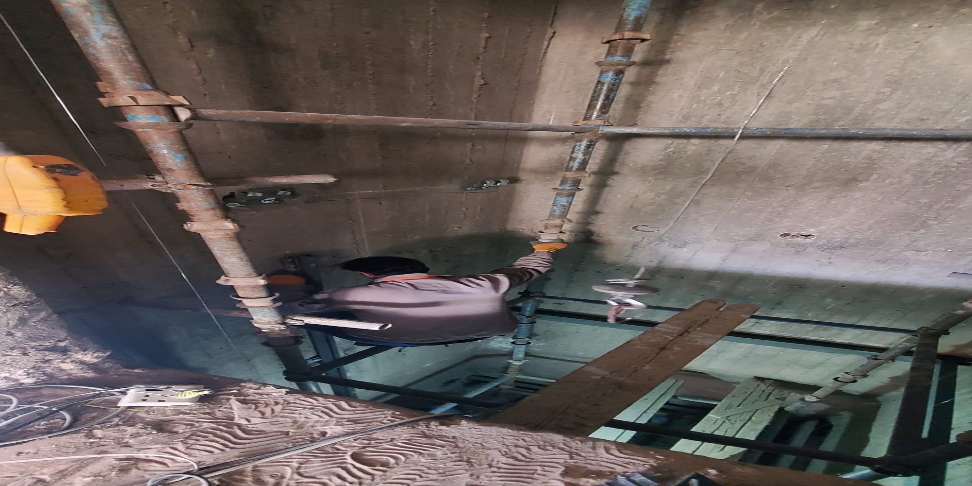 بدء أعمال تركيب المصعد في المبنى (ب)