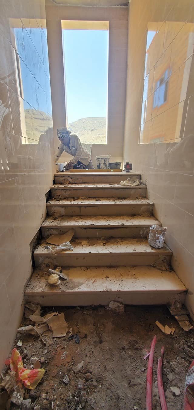 جانب من أعمال البلاط المنفذة خلال هذا الأسبوع في المبنى (ج)