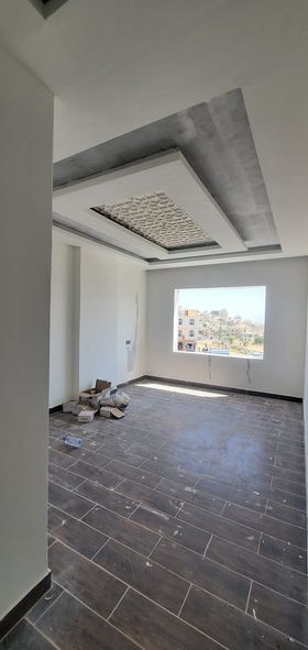 جانب من أعمال الدهان في المبنى (ب)