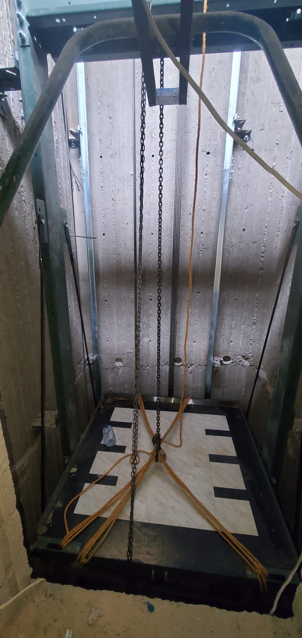 أعمال تركيب المصعد في المبنى (ج) تسير على قدم وساق