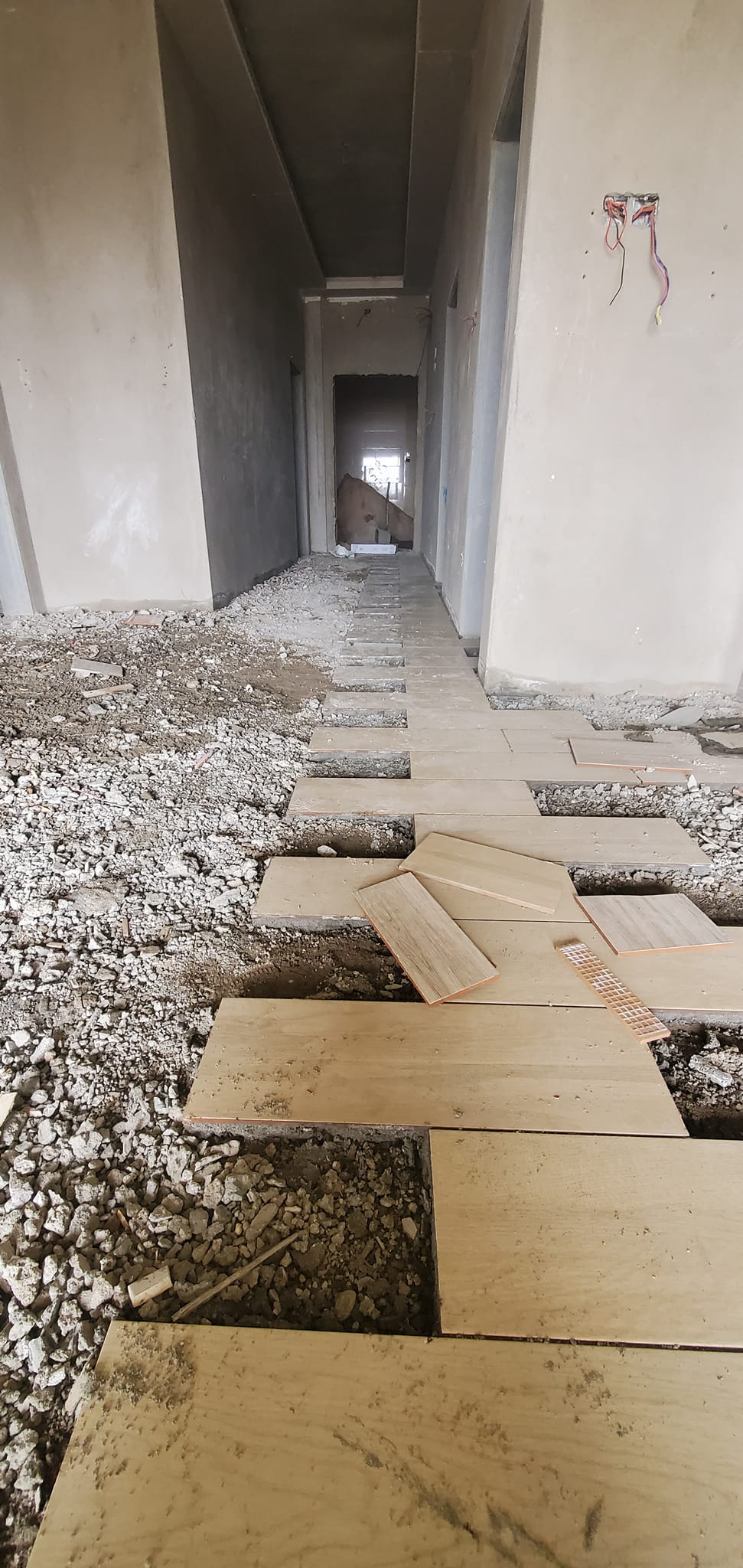 جانب من أعمال البلاط المنفذة خلال هذا الأسبوع في المبنى (ج)