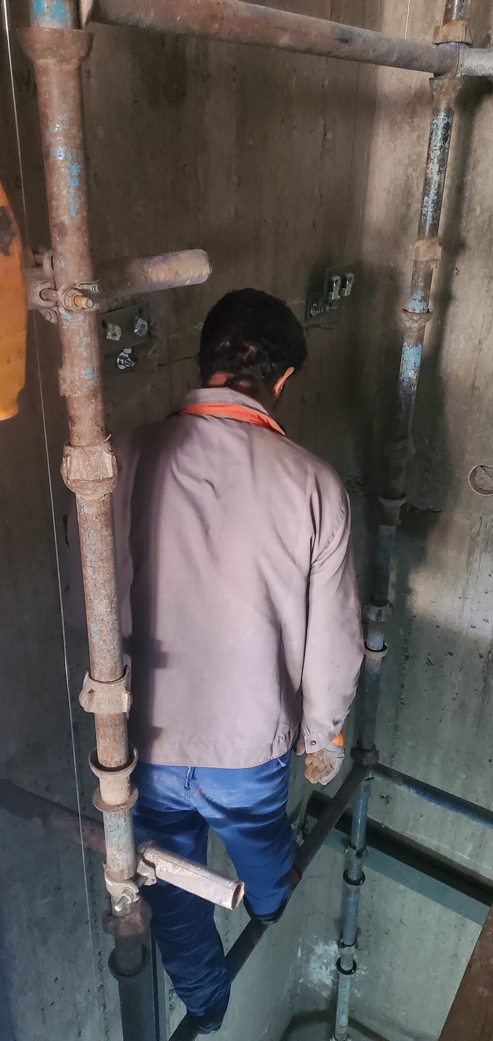 إستمرار أعمال تركيب المصعد في المبنى (ب)