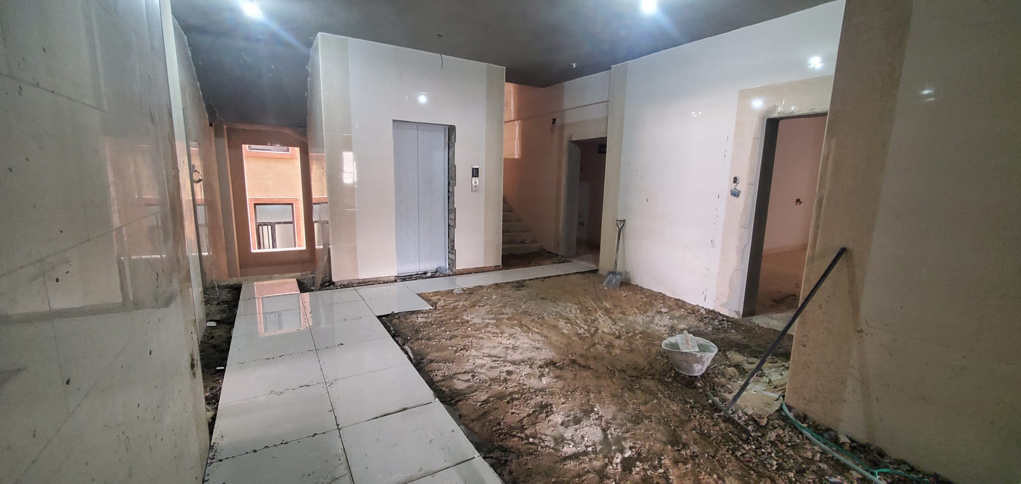 الإنتهاء من أعمال تركيب المصعد والبدء في أعمال بلاط الصالات للمبنى (ب).