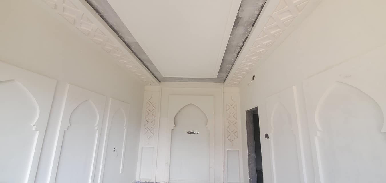 جانب من أعمال الدهان في المبنى (ج) - مشروع مجمع البستان السكني