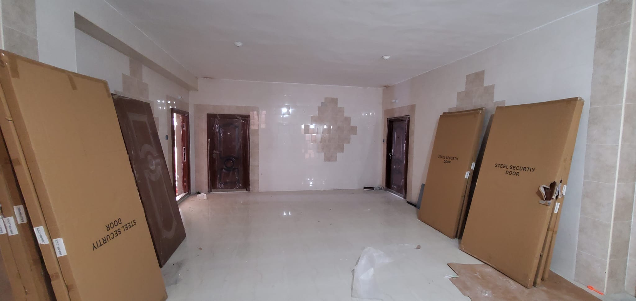 جانب من أعمال تركيب الأبواب الداخلية والخارجية في المبنى (أ) - مشروع مجمع البستان السكني.