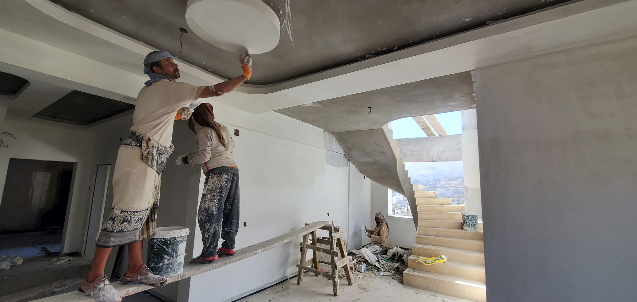 جانب من أعمال الدهان في المبنى (ج)