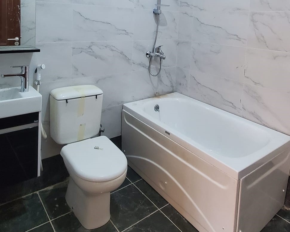 إستمرار أعمال تركيب المواد الصحية في المبنى (أ).