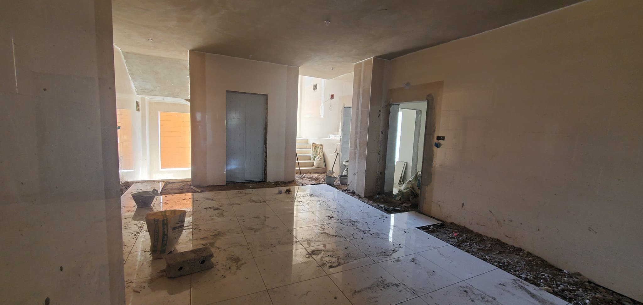 جانب من أعمال بلاط الصالات والمصعد للمبنى (ج)