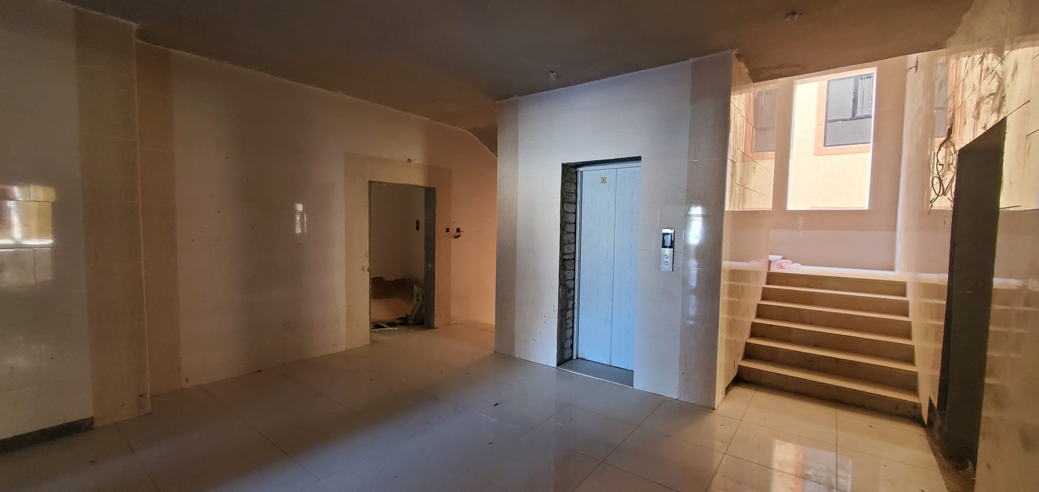 الانتهاء من أعمال بلاط الصالات وأعمال تركيب المصعد للمبنى (ب)