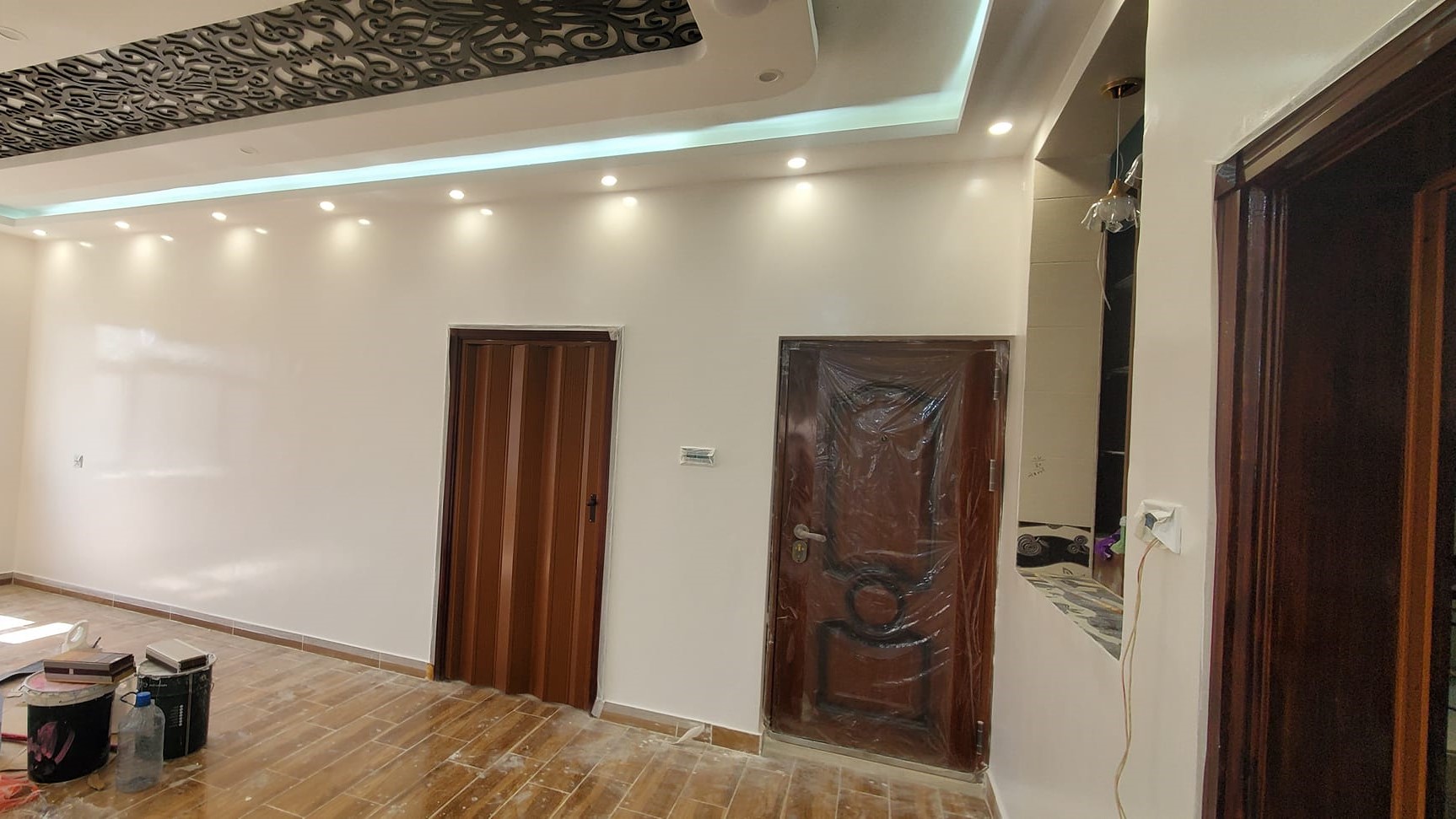 جانب من أعمال الدهان الزيتي النهائي للشقق في المبنى (أ)