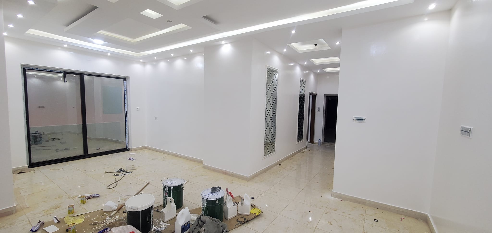 جانب من أعمال الدهان الزيتي النهائي للشقق في المبنى (أ)