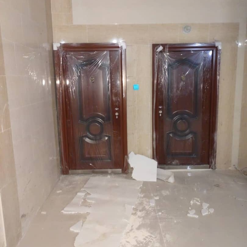 جانب من أعمال تركيب الأبواب في المبنى (ب)