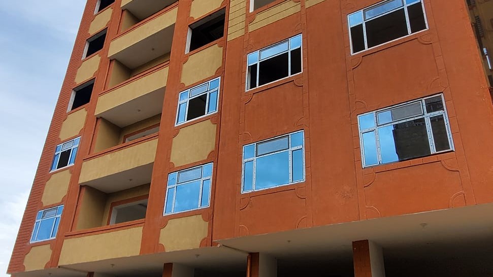 البدء في أعمال تركيب الألمنيوم للمبنى (ب) و (ج)