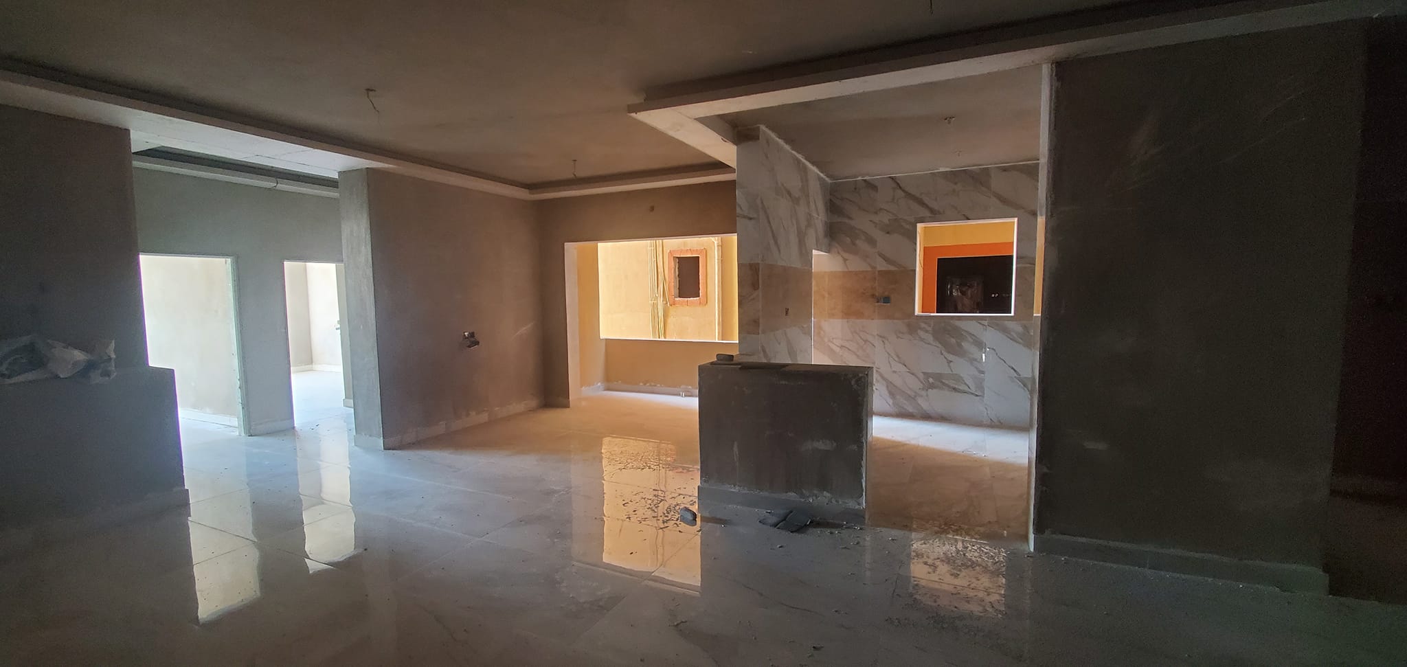 شاهد جانبًا من أعمال البلاط في مبنى (ج) بمجمع البستان السكني