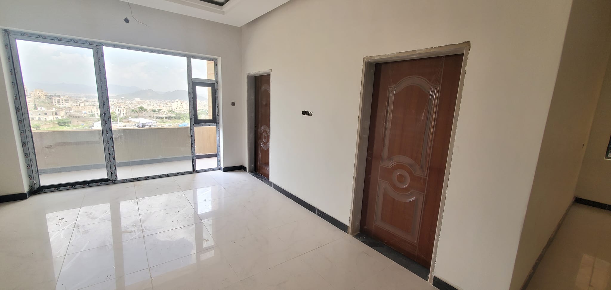 جانب من أعمال تركيب الأبواب في المبنى (ب) و (ج)