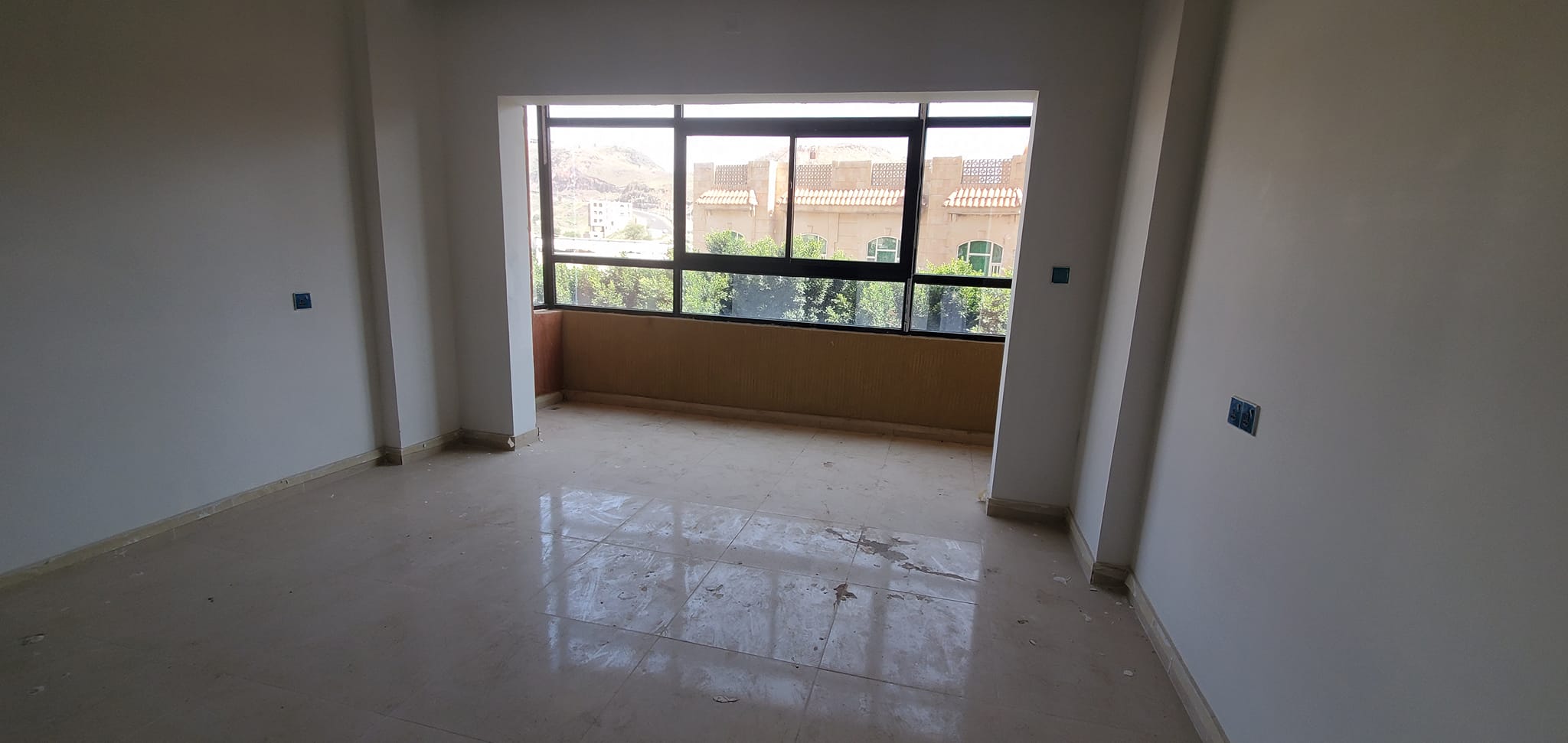 جانب من أعمال تركيب الألمنيوم في المبنى (ب) و (ج)