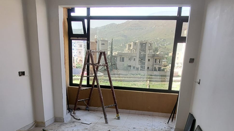 إقتراب أعمال تركيب واجهات الشبابيك الألمنيوم في مبنى (ب) و(ج) من الاكتمال