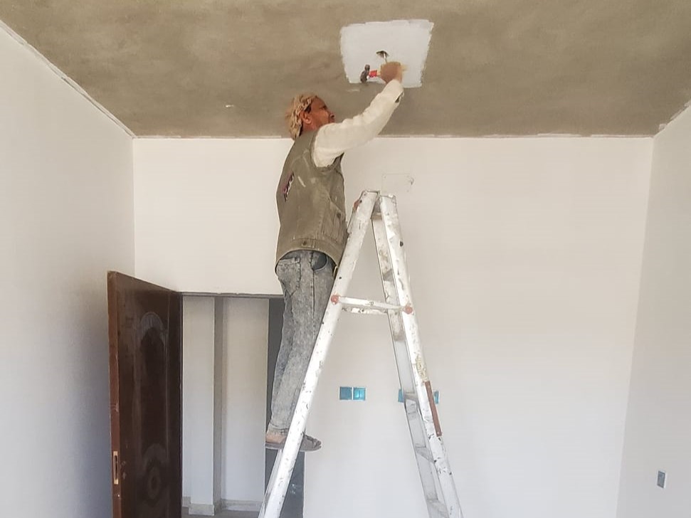 جانب من أعمال تشطيبات الكهرباء في المبنى (ج)  - مشروع مجمع البستان السكني