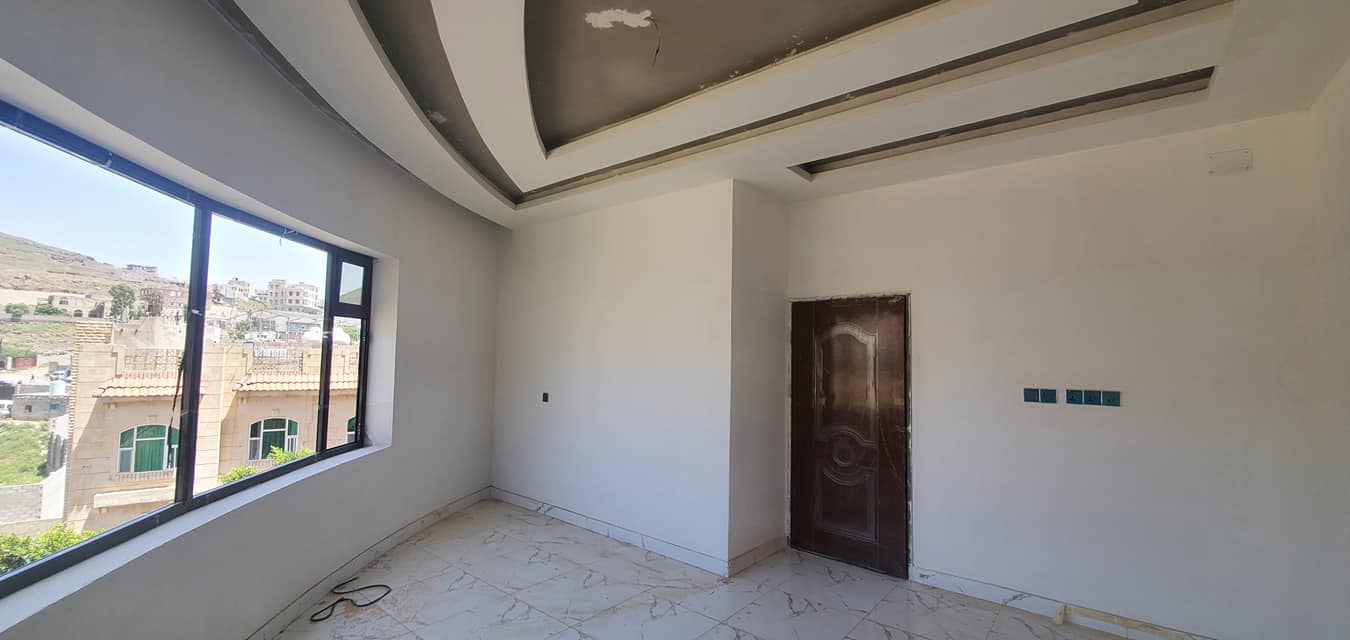 جانب من أعمال تركيب الأبواب في المبنى (ج)  - مشروع مجمع البستان السكني.