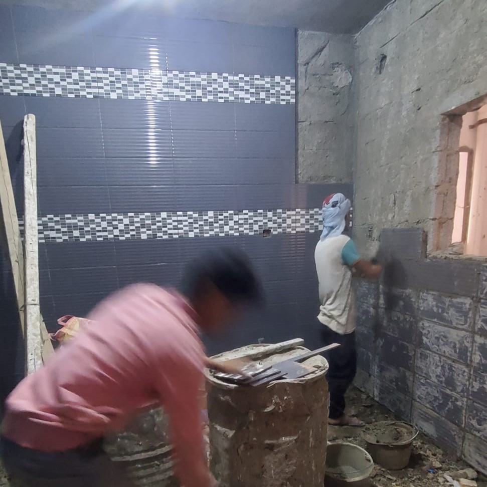 جانب من أعمال البلاط المتبقية في المبنى (ج)