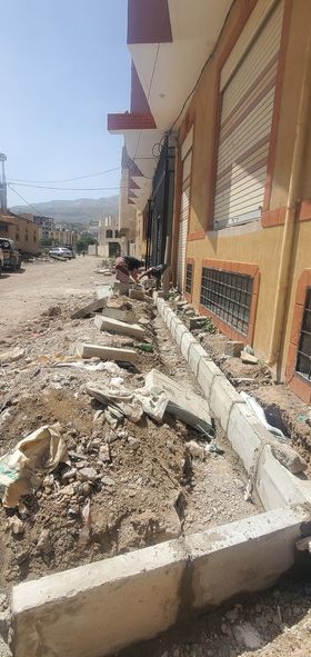 جانب من أعمال تركيب البندورات والرصيف الخارجي للمشروع  - مشروع مجمع البستان السكني.