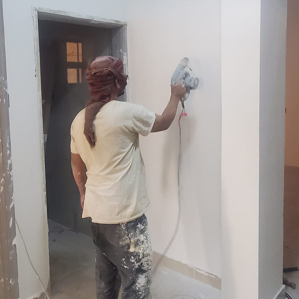 تقدم كبير في أعمال دهان مبنى (ج) - مجمع البستان