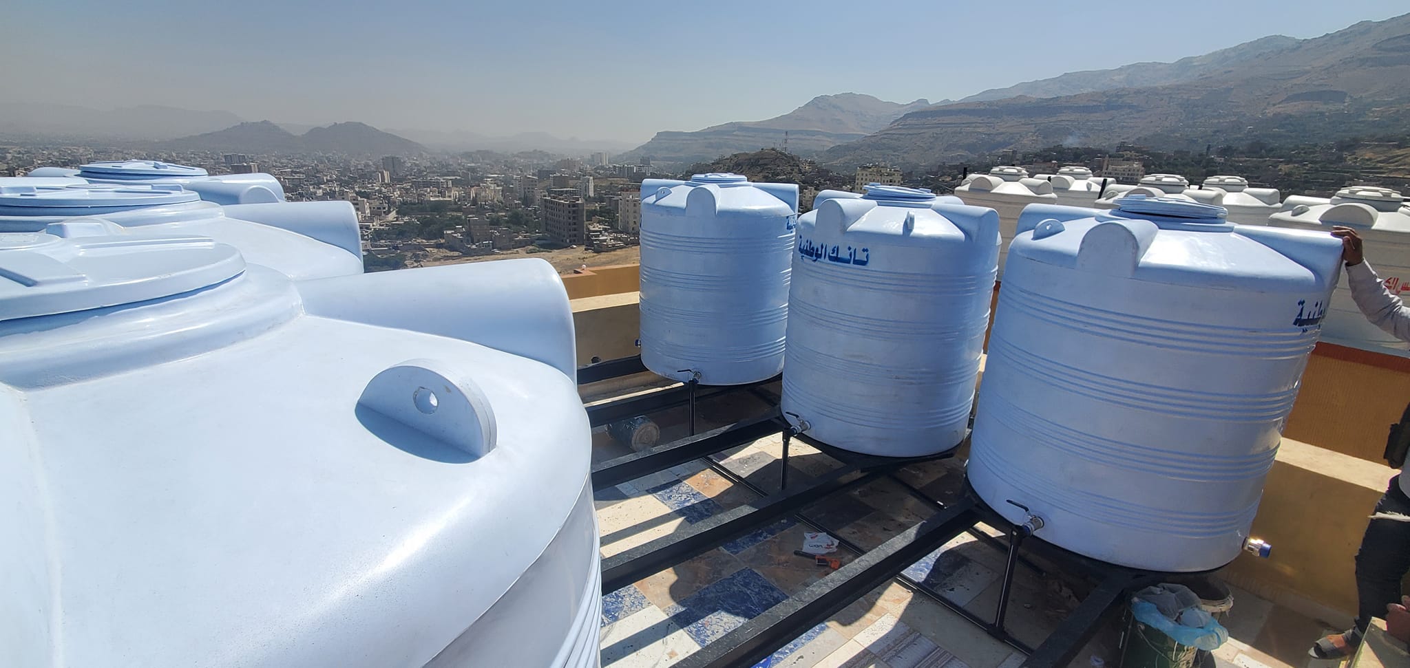 تركيب الخزانات وشبكات النزول للمياه والسخانات في المبنيين (ب)و (ج)