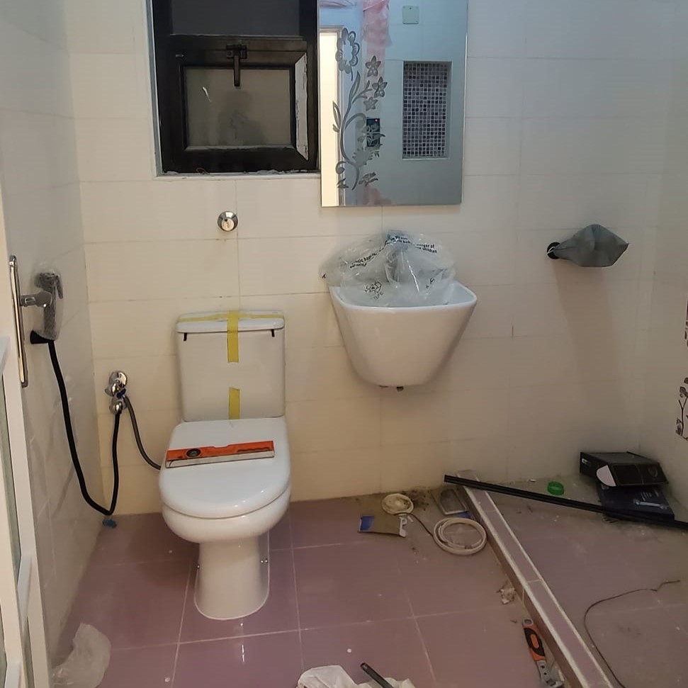 جانب من أعمال تركيب المواد الصحية وشبكة المياة في المبنى (ب) و (ج) - مشروع مجمع البستان السكني.