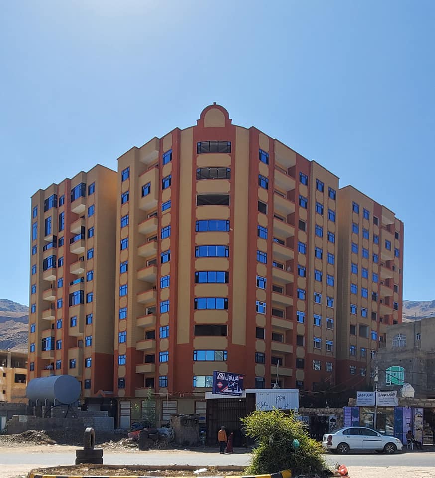 جانب من المرحلة الثالثة والأخيرة من أعمال الألمنيوم في المبنى (ب) و (ج) والتي شارفت على الإنتهاء - مشروع مجمع البستان السكني.