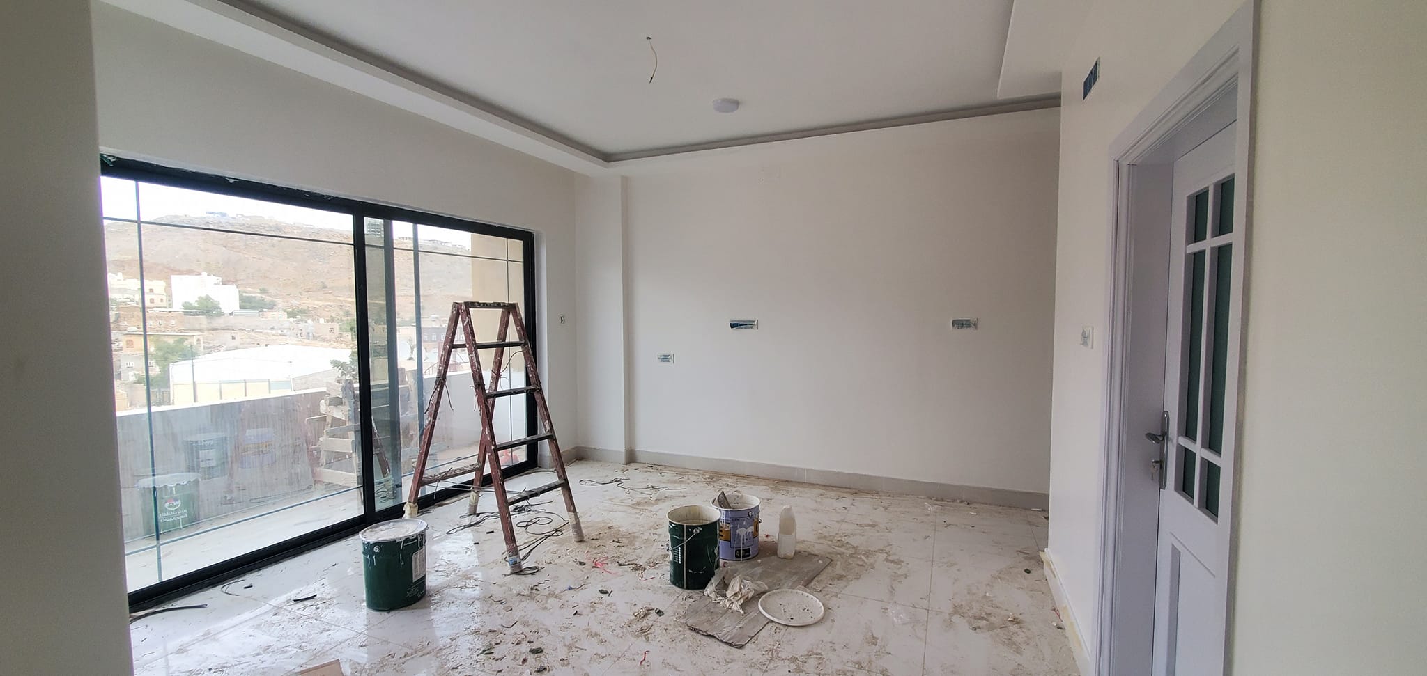 جانب من أعمال الدهان الزيتي في المبنى (ب) و (ج)  - مشروع مجمع البستان السكني.